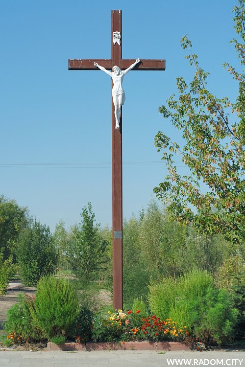 Radom. Krzyż - Zbrowskiego/Orląt Lwowskich (na skraju parku).