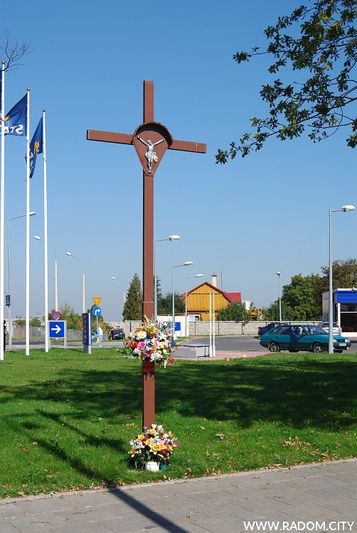 Radom. Krzyż obok stacji Statoil przy skrzyżowaniu Struga/Zbrowskiego.