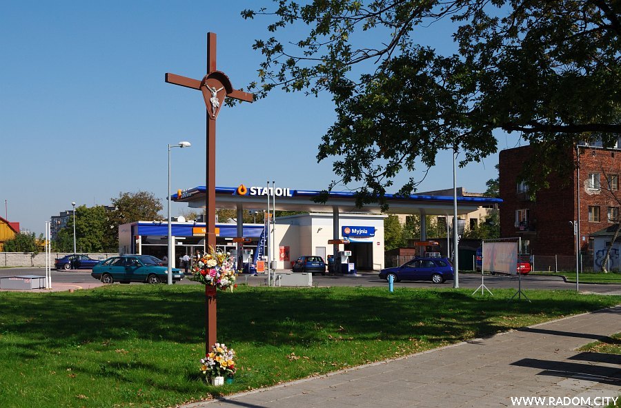 Radom. KrzyÅ¼ obok stacji Statoil przy skrzyÅ¼owaniu Struga/Zbrowskiego.
