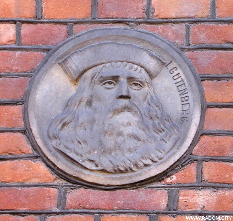 Radom. Medalion na budynku drukarni TrzebiÅ„skich, przedstawiajÄ…cy Johanna Gutenberga.