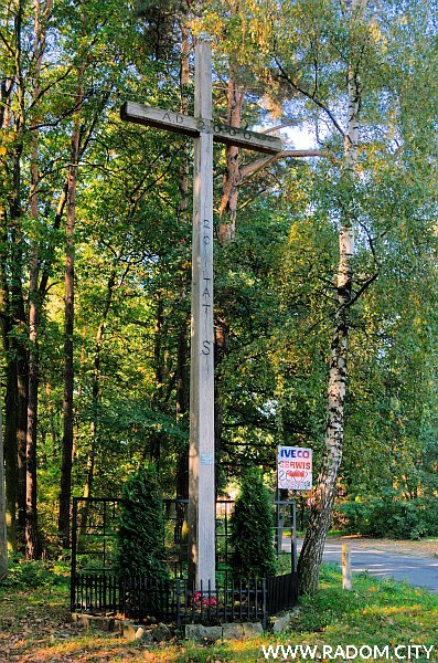 Radom. Krzyż Solidarności na skraju Lasu Kapturskiego.