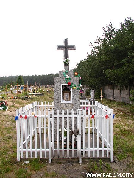 Radom. Kapliczka na cmentarzu komunalnym na Firleju.
