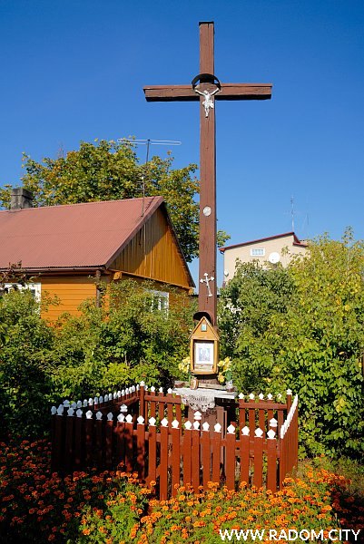 Radom. Krzyż przy ul. Janiszewskiej.