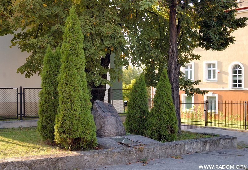 Radom. Pomnik na terenie byłego "Radoskóru" przy ul. Domagalskiego.