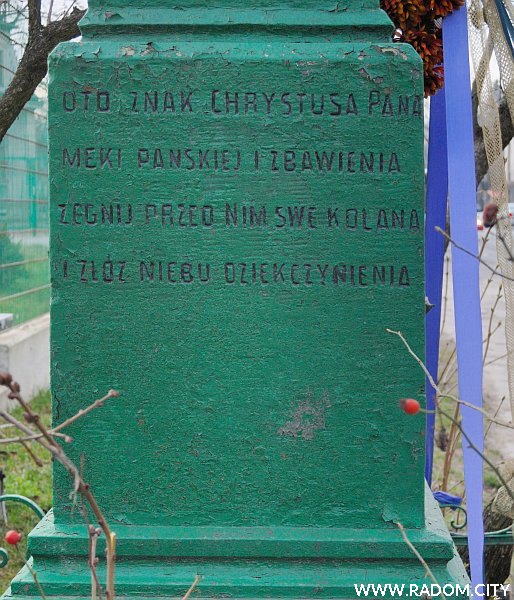 Radom. Krzyż przy ul. B. Limanowskiego - napis po stronie wschodniej.