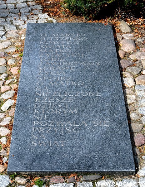 Radom. Tablica przy pomniku na skwerze Maryi Matki Å»ycia.