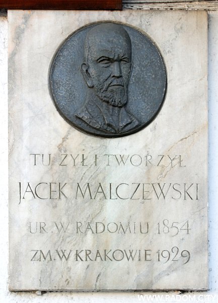 Radom. Tablica Jacka Malczewskiego na Å›cianie kamienicy przy ul. Malczewskiego 8.