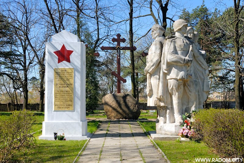 Radom. Pomnik Armii Czerwonej i pomnik WdziÄ™cznoÅ›ci.