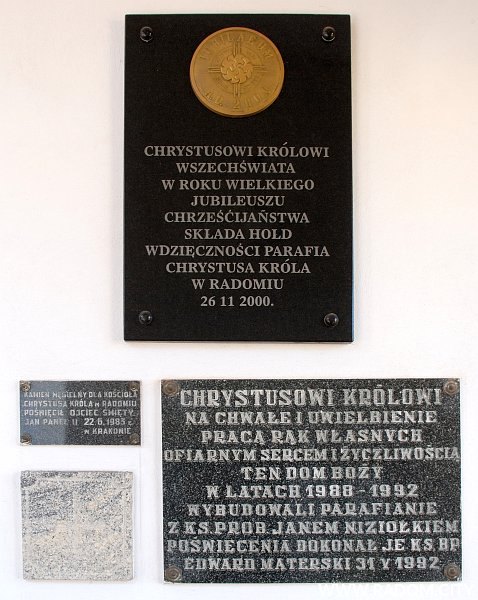 Radom. Tablice na ścianie kościoła przy ul. Orląt Lwowskich.