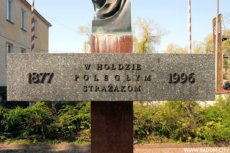 Radom. Pomnik Strażaków - róg Traugutta i Tochtermana.