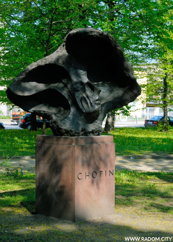 Radom. Pomnik Chopina w parku Kościuszki.