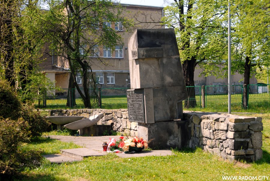 Radom. Pomnik przy ul. Kieleckiej.