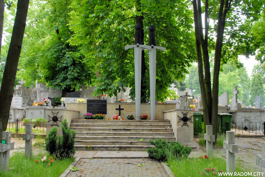 Radom. Pomnik na cmentarzu przy Limanowskiego, poświęcony żołnierzom poległym we wrześniu 1939r.