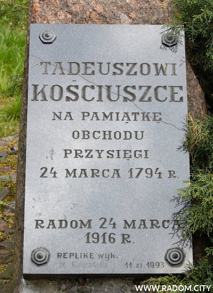 Radom. Tablica Tadeusza Kościuszki na skraju parku im. Kościuszki.