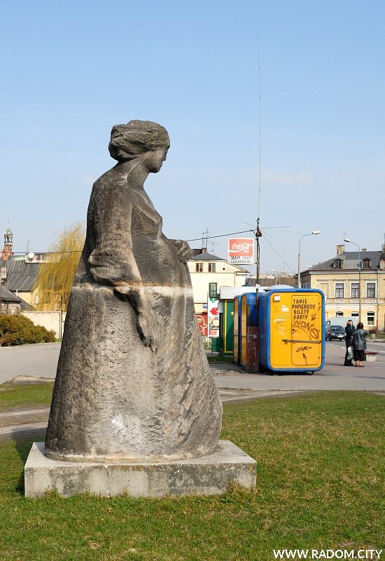 Radom. Pomnik Matki Polki przy ul. Lekarskiej.