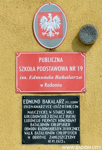 Radom. Tablica Edmunda Bakalarza na ścianie PSP nr 19 jego imienia.