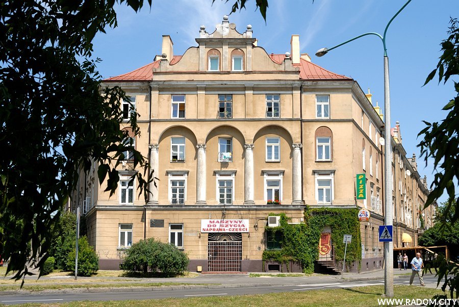 Radom. Budynek na rogu ulic Broni i Poniatowskiego.