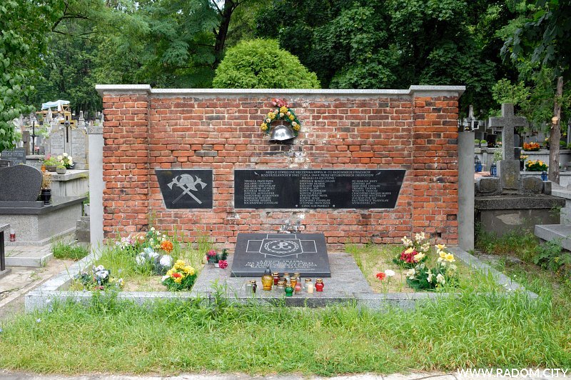 Radom. Pomnik StraÅ¼akÃ³w na cmentarzu przy ul. Limanowskiego.