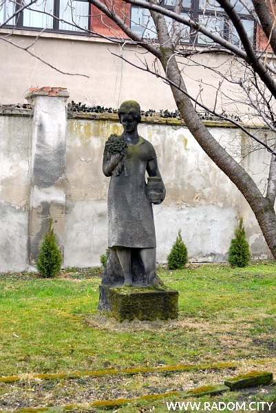 Radom. Rzeźba przed Biblioteką Miejską przy ul. Piłsudskiego.