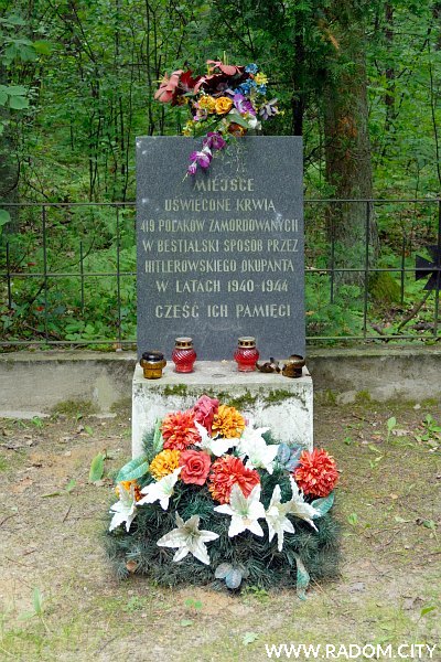 Radom. Pomnik w Lesie Kosowskim.
