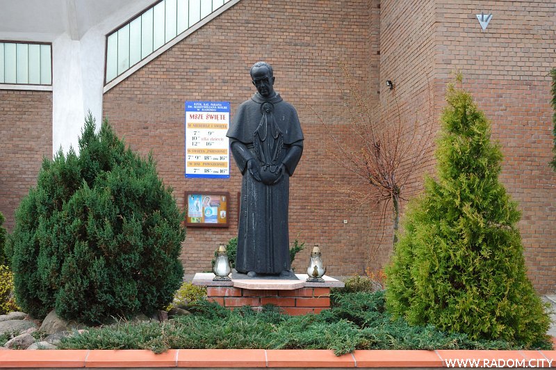 Radom. Figura św. Maksymiliana Kolbe przed kościołem przy ul. Trzebińskiego.