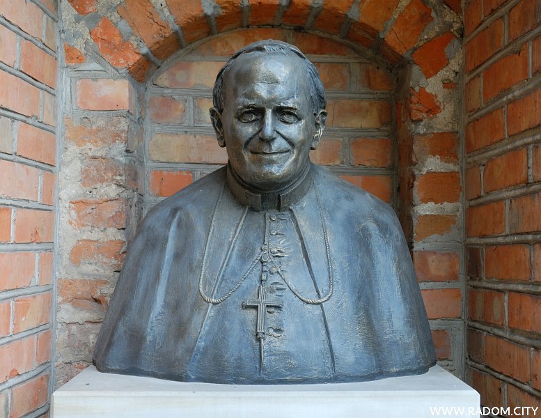 Radom. Popiersie Jana Pawła II przy kościele św. Wacława.