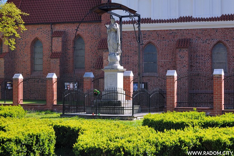 Radom. Figura przed kościołem św. Katarzyny.