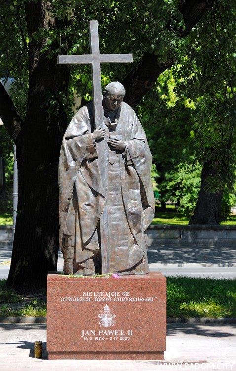 Radom. Pomnik Jana Pawła II przed katedrą.