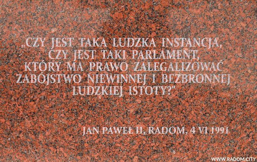 Radom. Pomnik Jana Pawła II przed katedrą.