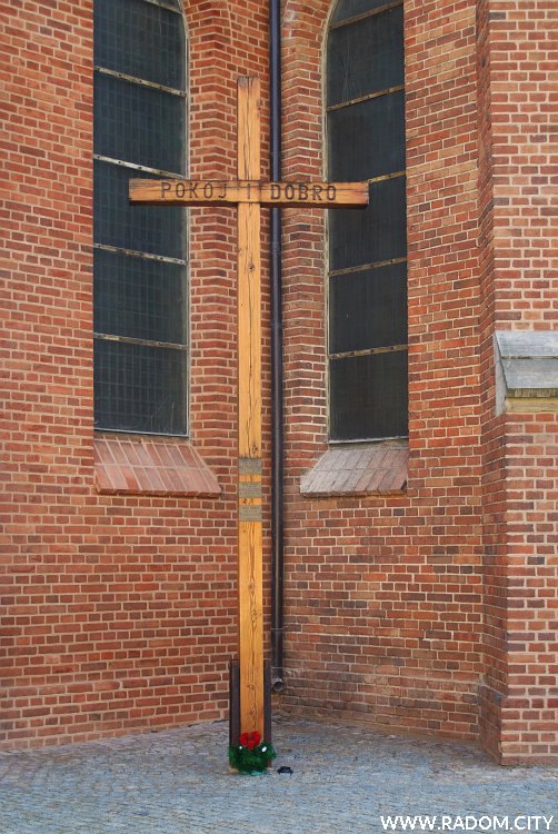 Radom. Krzyż misyjny/kościół św. Katarzyny.