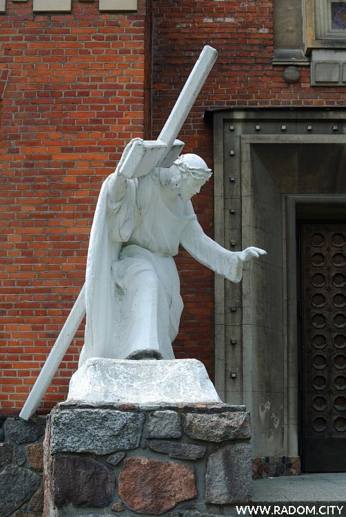 Radom. Chrystus niosący krzyż, figura przy kościele św. Teresy.