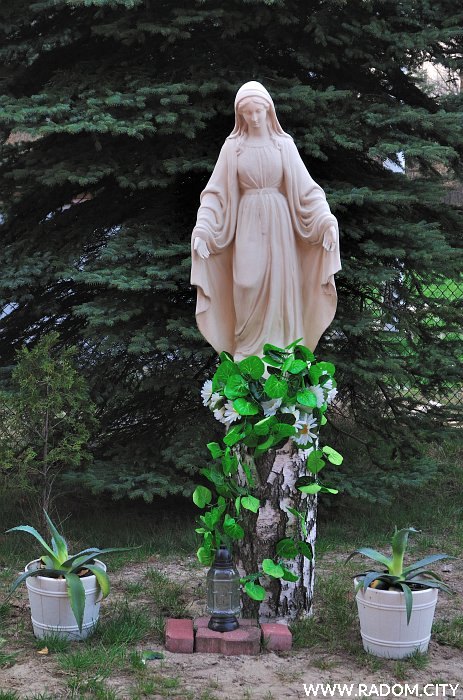 Radom. Figura Matki Bożej przy kościele pw. św. Pawła.
