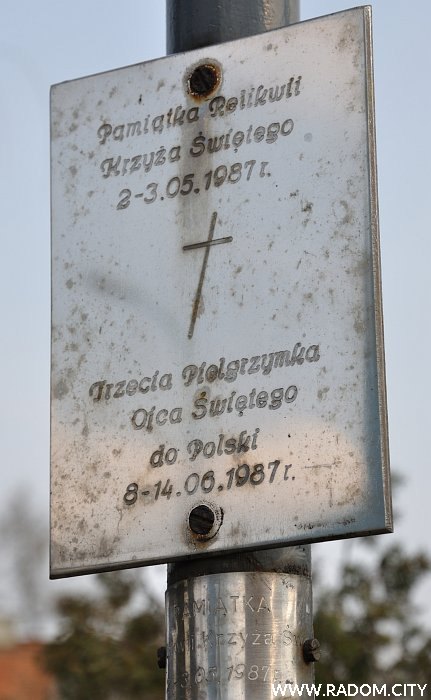 Radom. Krzyż Katowicka/Grzybowska, napis "PAMIĄTKA Relikwii Krzyża Św. 2-3.05.1987r."