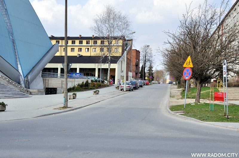 Radom. Ulica Grzybowska, widok na północ zza skrzyżowania z ul. Katowicką.