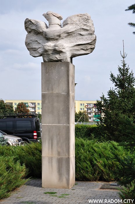 Radom. Pomnik przed budynkiem Komendy Wojewódzkiej Policji.