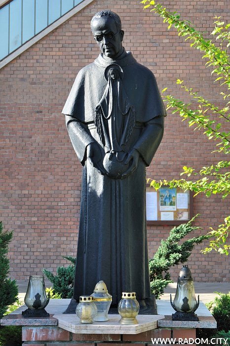 Radom. Figura Maksymiliana Kolbe - ul. Trzebińskiego.