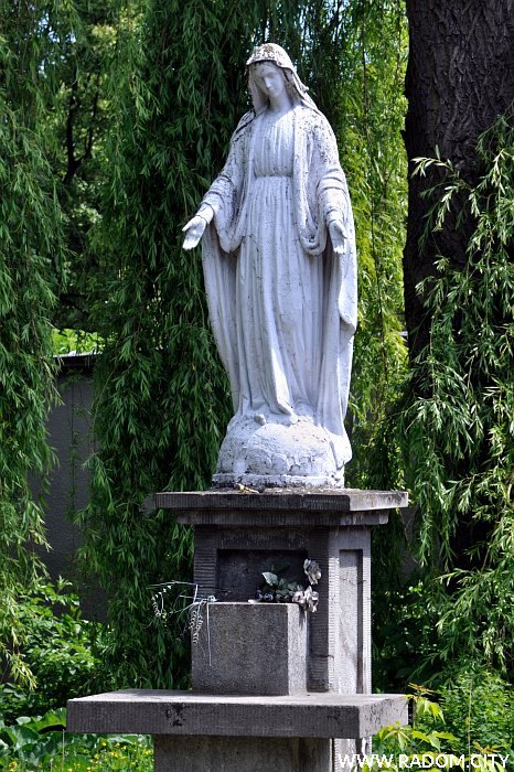 Radom. Figura Matki Bożej - ul. Wiejska 2.