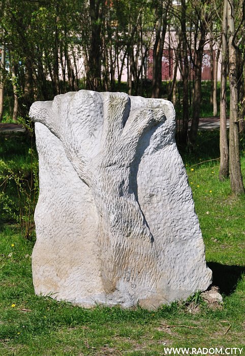 Radom. Rzeźba w parku na Gołębiowie.