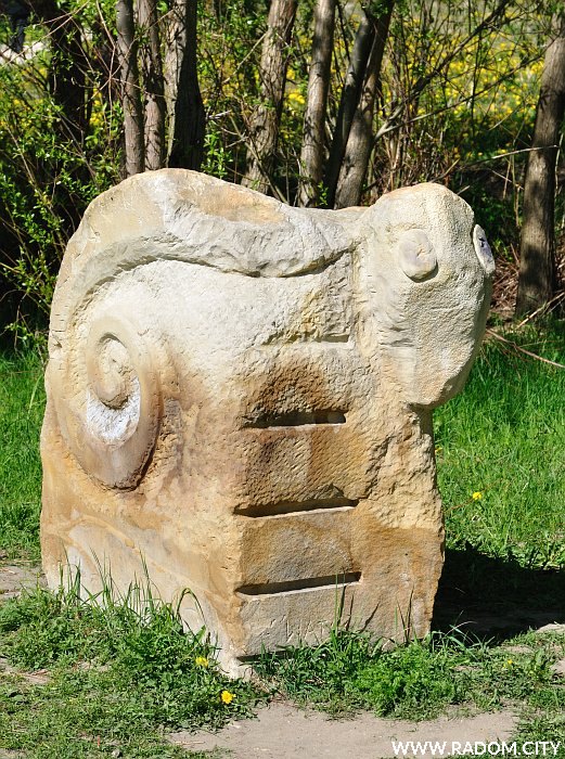 Radom. Rzeźba w parku na Gołębiowie.