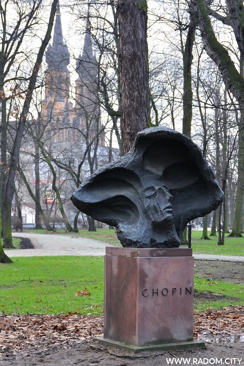 Radom. Pomnik Chopina w parku Kościuszki.
