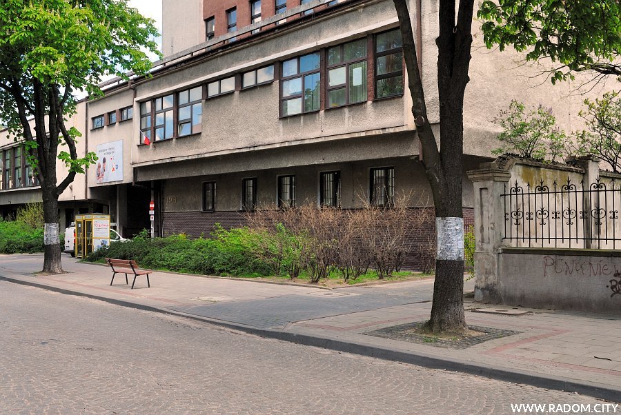 Radom. Ulica PiÅ‚sudskiego obok Biblioteki Miejskiej.