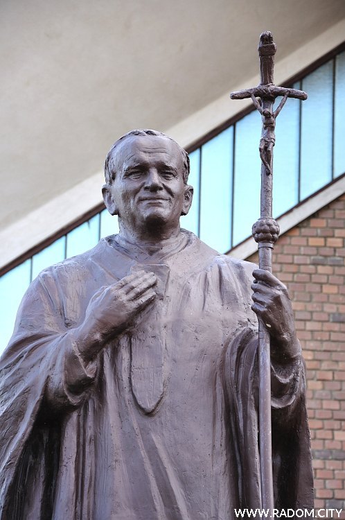 Radom. Pomnik Jana Pawła II przy ul. Trzebińskiego.