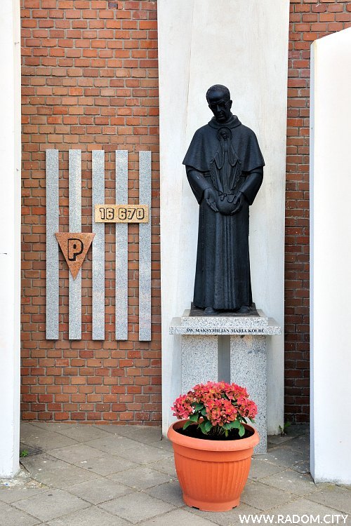 Radom. Pomnik Maksymiliana Kolbe przy ul. Trzebińskiego.