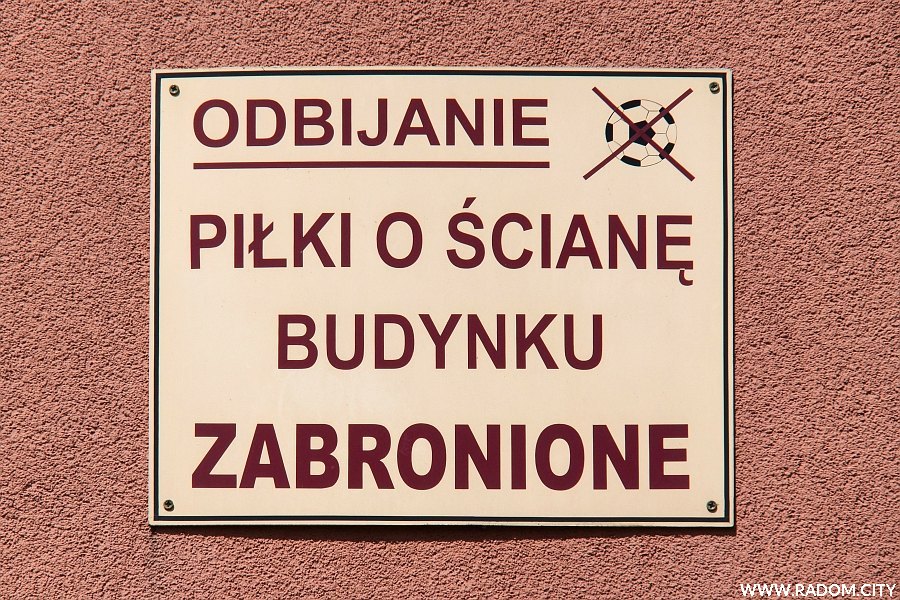 Radom. Zakaz odbijania piłki o ścianę - Olsztyńska 26.