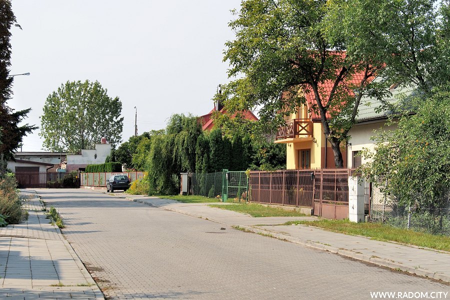Radom. Ulica Bukowa z ul. Wierzbickiej.