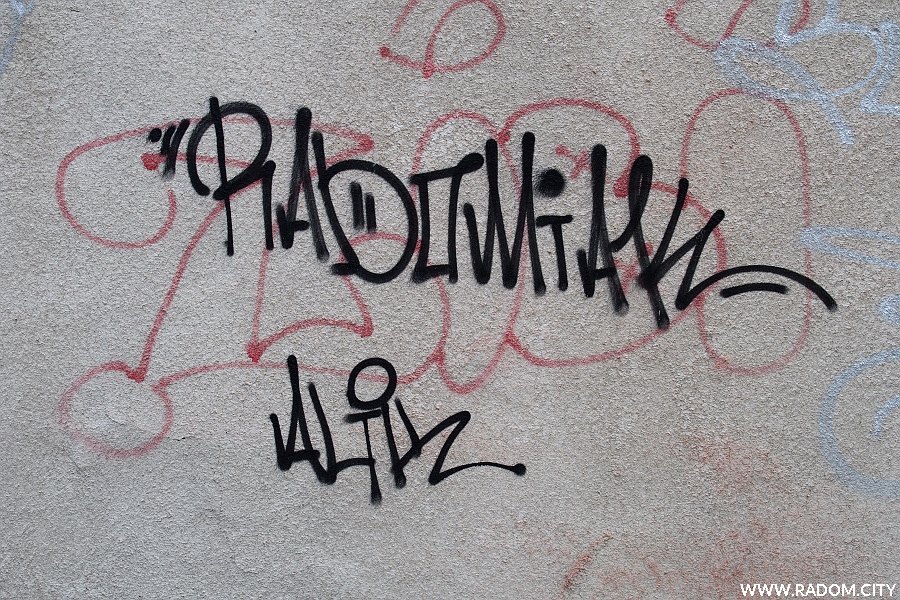 Radom. Napis "Radomiak wita" na ścianie pralni przy Betonowej.