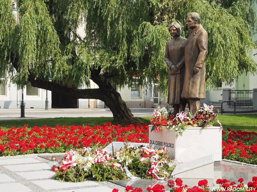 Radom. Pomnik Marii i Lecha Kaczyńskich.