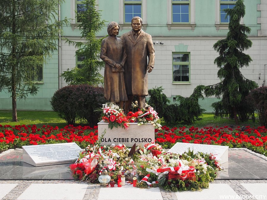 Radom. Pomnik Marii i Lecha Kaczyńskich.