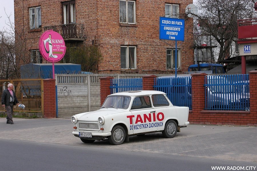 Radom. Samochód-reklama przy ul. Słowackiego.