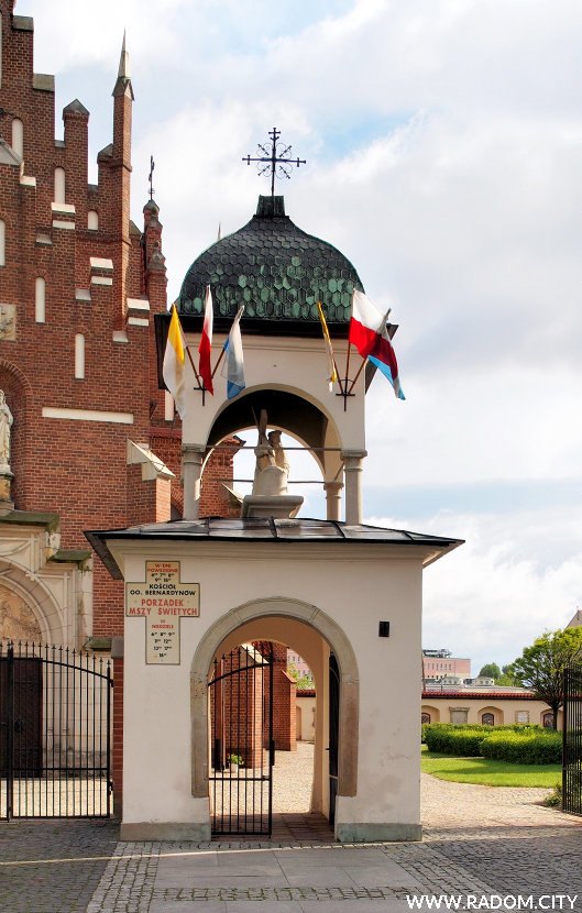 Radom. Brama prowadząca na teren przyklasztorny obok kościoła św. Katarzyny.